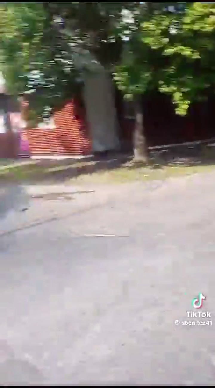 Escracharon a un agente de tránsito que conducía una moto sin patente ni casco y tomando cerveza