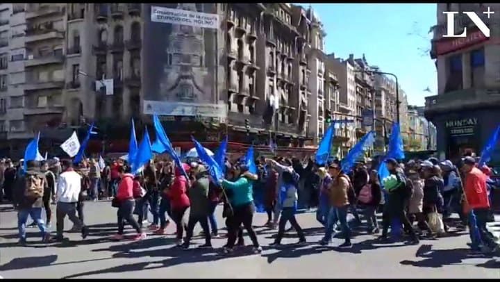 Mira lo que ocurre afuera del debate por la emergencia alimentaria. Credito: Fernando Massobrio