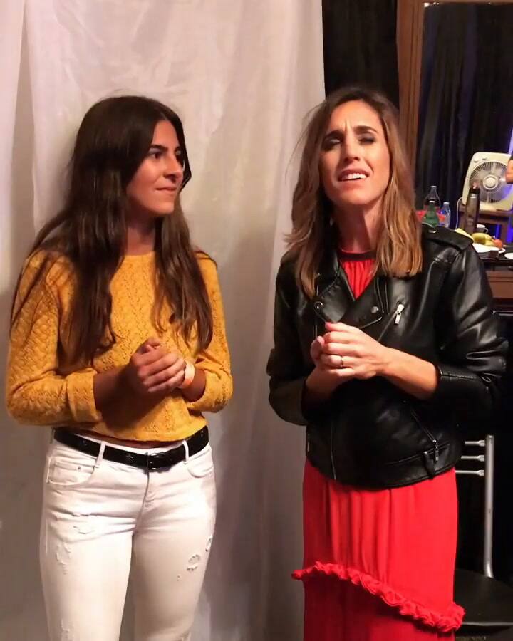 La Sole y Josefina Arenas cantando juntas durante la fiesta de la frambuesa de Barker