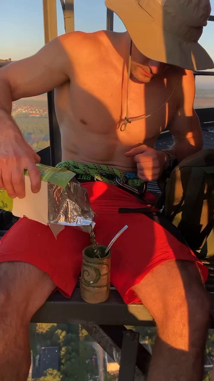 El polaco que escaló un edificio en Puerto Madero vende yerba mate en su país