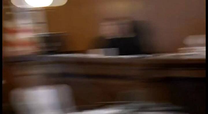 EE.UU. un acusado de un homicidio se cortó la garganta en pleno juicio - Fuente: Twitter