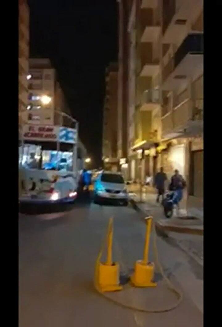 Un grupo de adultos mayores en un trencito de la alegría