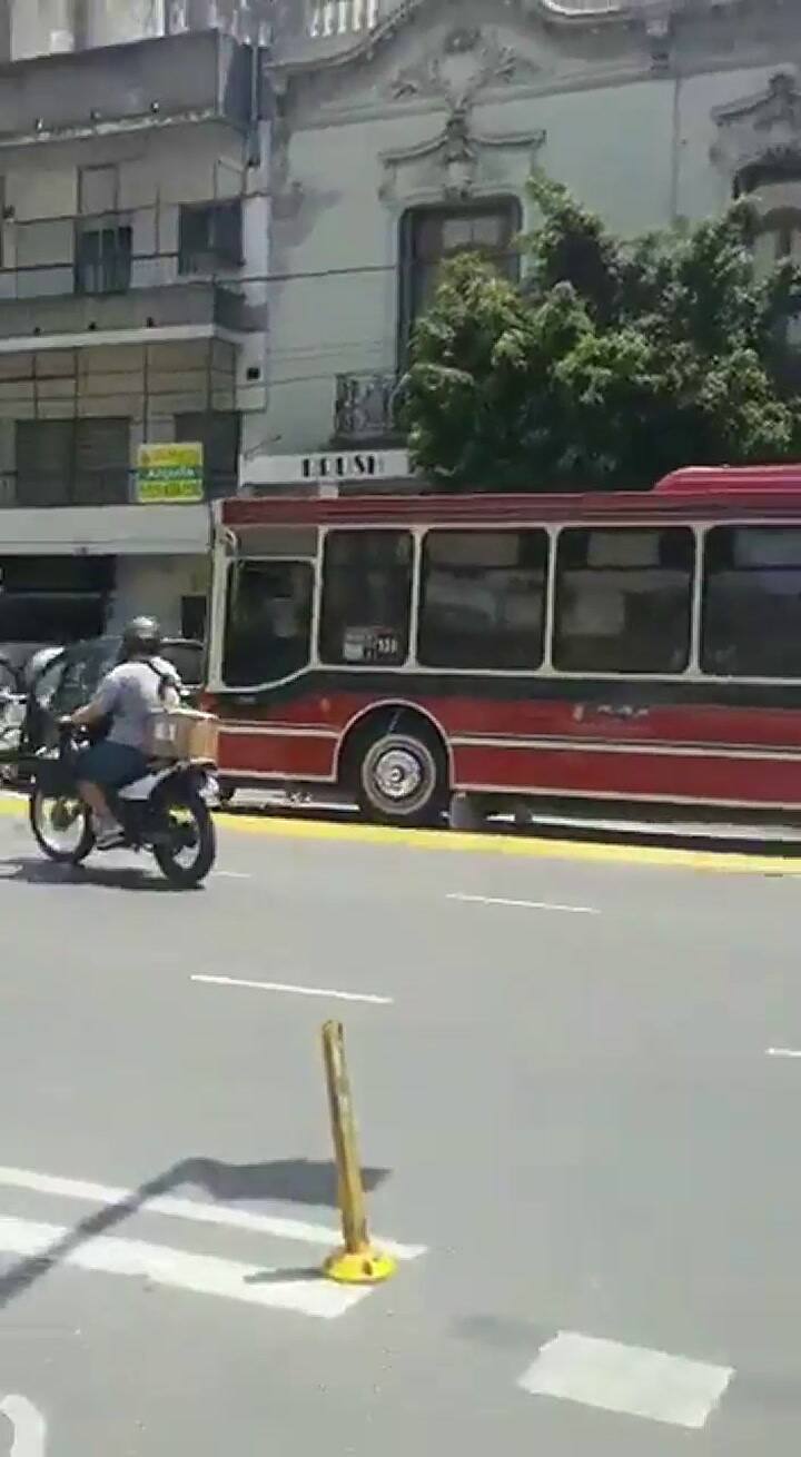 Un colectivo arrastró un auto en el barrio porteño de Recoleta