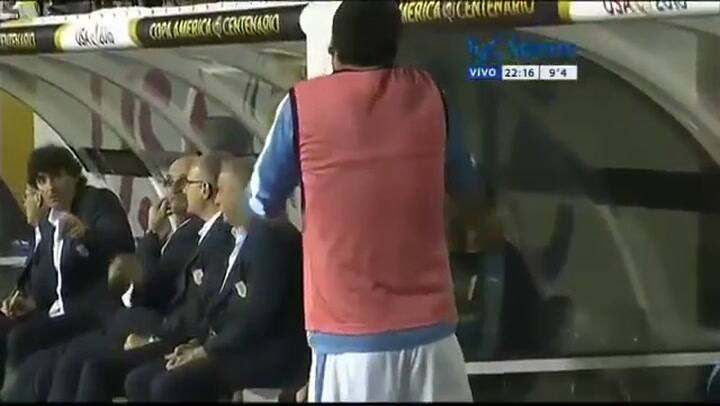 El enojo de Luis Suárez en el banco uruguayo