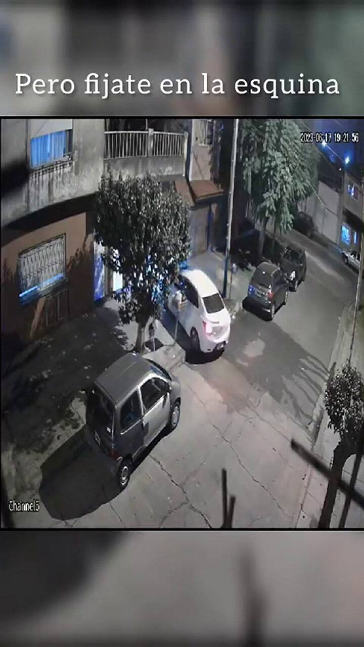 Ocho motochorros encerraron a un padre a un hijo para robarles el auto