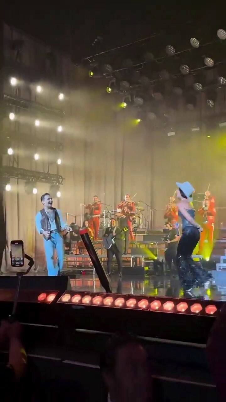 Christian Nodal y Ángela Aguilera se besaron por primera vez en público