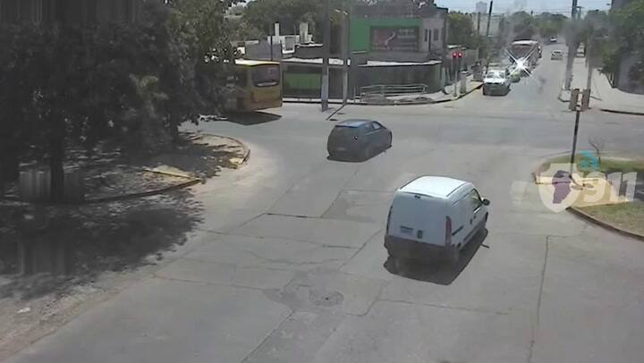 Córdoba: cruzaba la calle en regla cuando un colectivo dobló y lo embistió de lleno