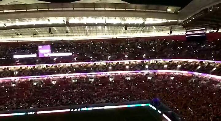 Suena Coldplay en el entretiempo entre Qatar y Ecuador