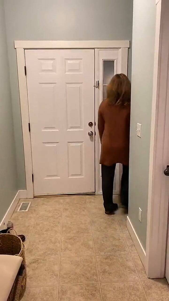 Una madre cambió radicalmente su aspecto solo con ponerse la ropa de su hija