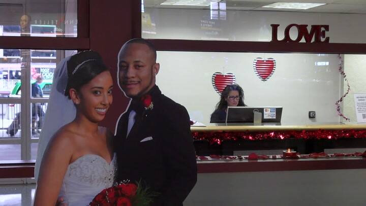 Los matrimonios exprés en Las Vegas ahora comienzan en el aeropuerto