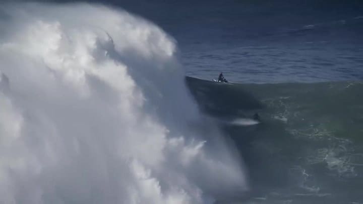 El alemán Sebastian Steudtner batió el récord en 2020 al surfear una ola de más de 25 metros