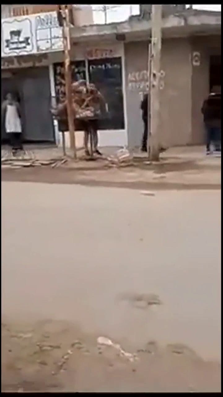 Así arrojaron al delincuente al tacho de basura