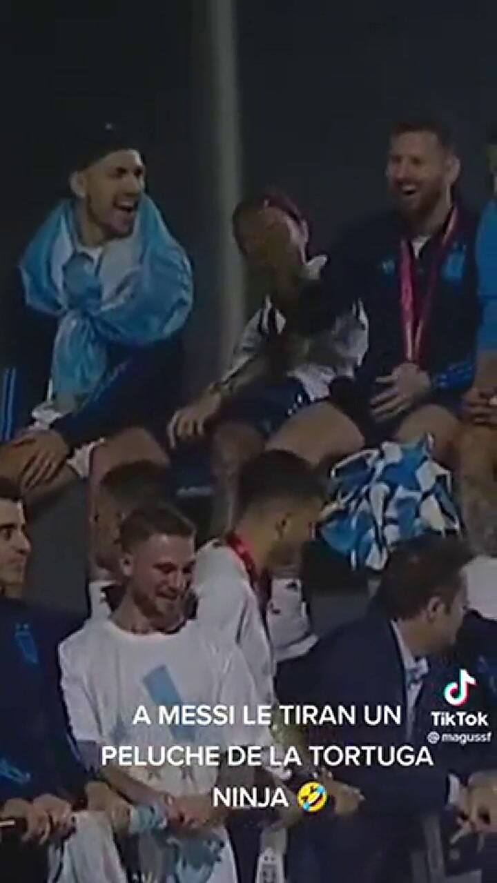 El momento en que Lionel Messi recibió un peluche