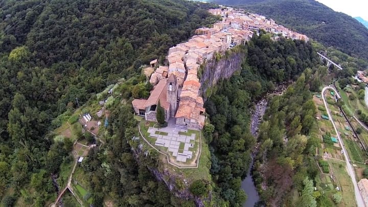 Castellfollit de la Roca, el pueblo catalán que se alza sobre una pared de roca volcánica de 50 metros de altura