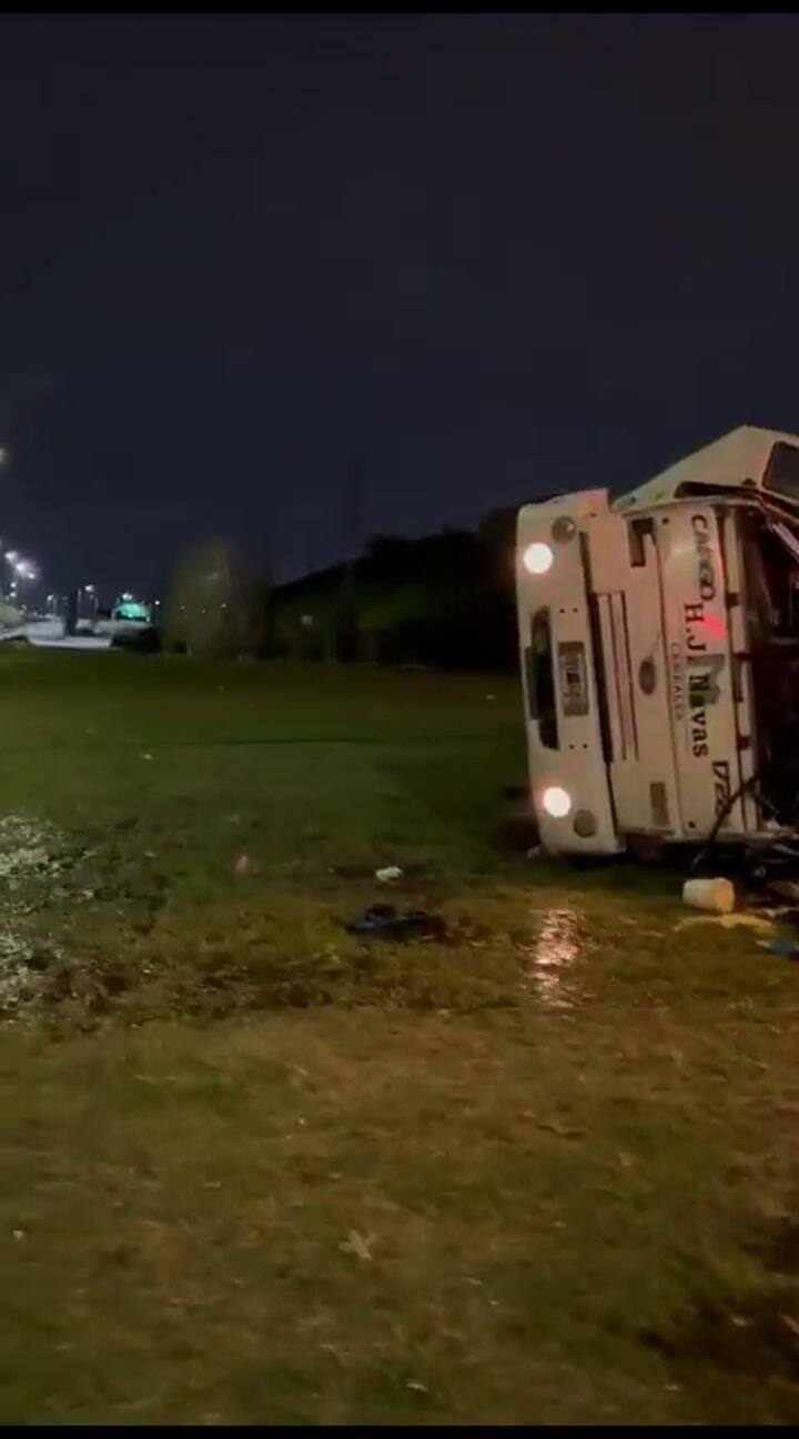 Un camión volcó y el conductor falleció