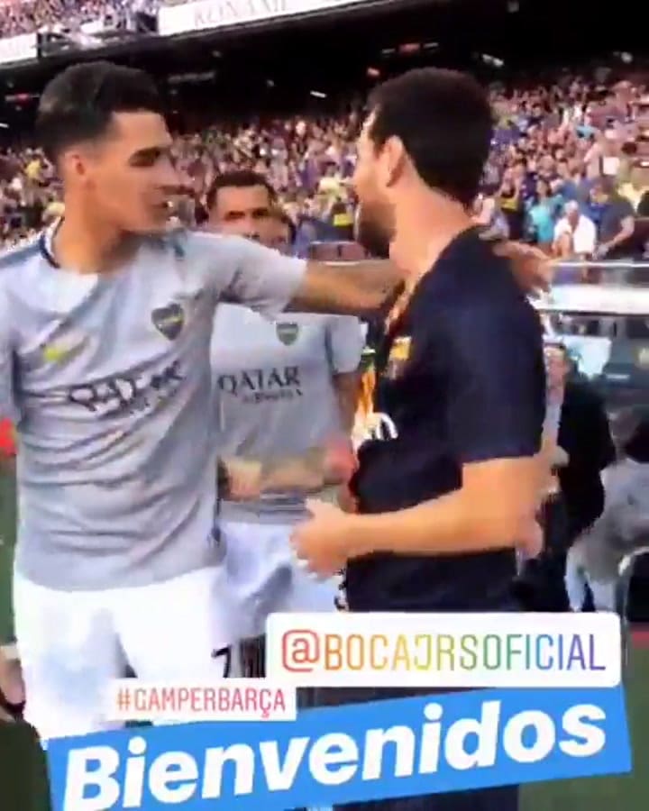 Messi saludó a todo el plantel de Boca al ingresar al Camp Nou - Fuente: Twitter