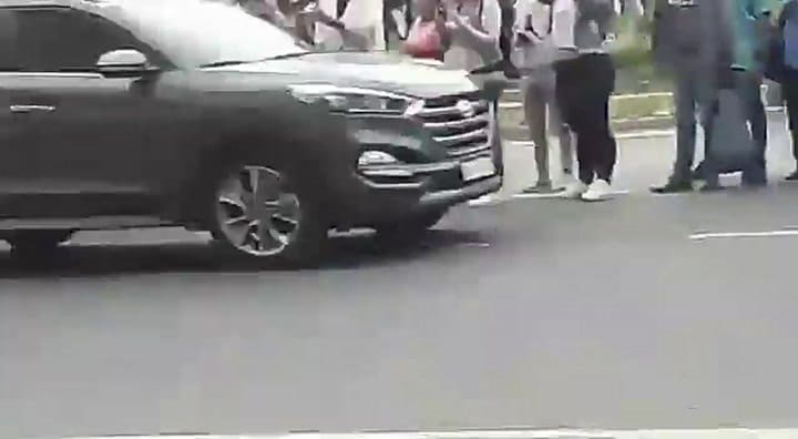 El Regimiento de Granaderos desfiló hacia el Congreso para escoltar al presidente