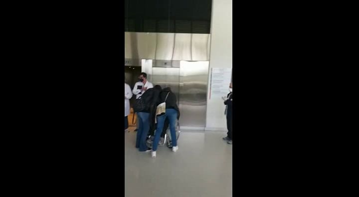 Aplauso de despedida a Héctor Chiriotto, tras recibir su alta del Hospital Nodal Alejandro Gutiérrez