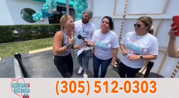 Cubanos celebran ser los ganadores de una rifa para ir de visita a su país