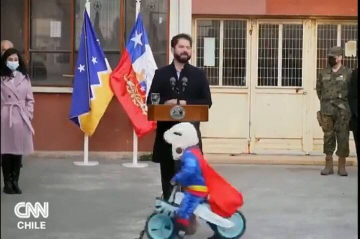 Un niño disfrazado de Superman rodeó a Gabriel Boric con su patacleta y se robó toda la atención