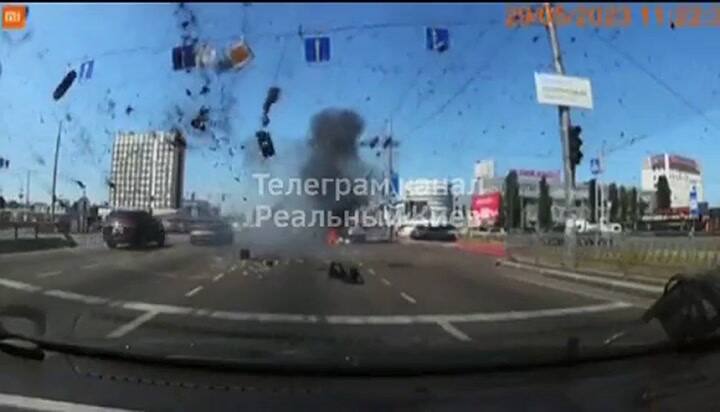 una cámara de un auto captó el momento en que los restos de un misil caen en una autopista