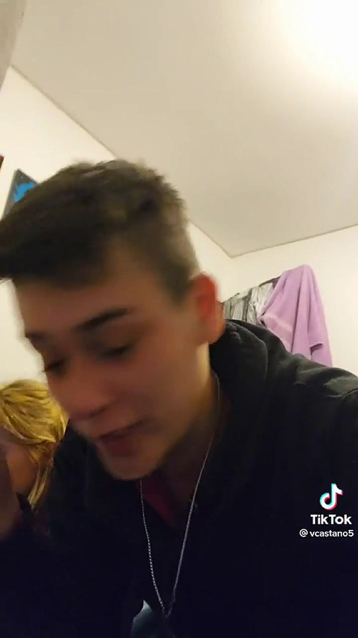 Lali Espósito besó a una fan durante su show