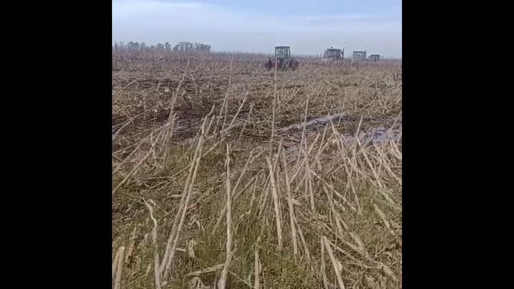 La familia pudo sacar la cosechadora