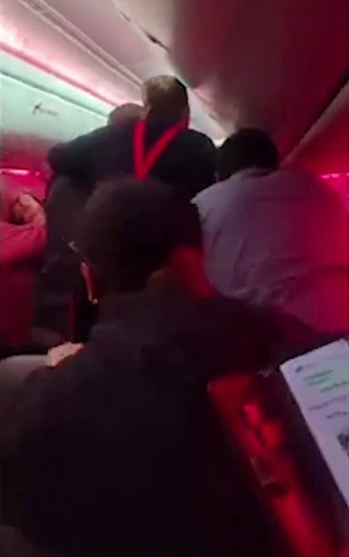 Pánico en el aire: una batalla campal en pleno vuelo obligó a un avión a aterrizar de emergencia en Bélgica