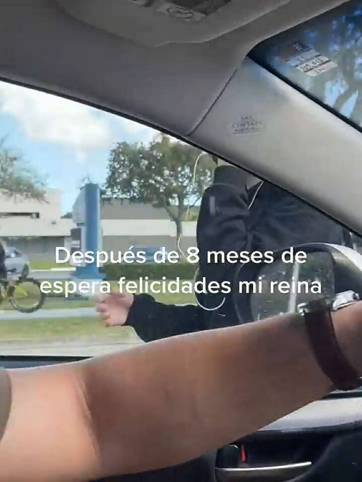 Una cubana recibió su green card en EE.UU. y esta fue su reacción