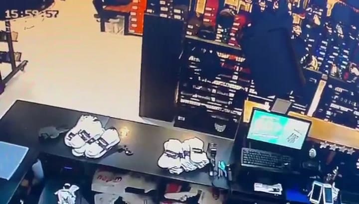 Un joven robó en tres locales de una misma cadena y ahora buscan identificarlo