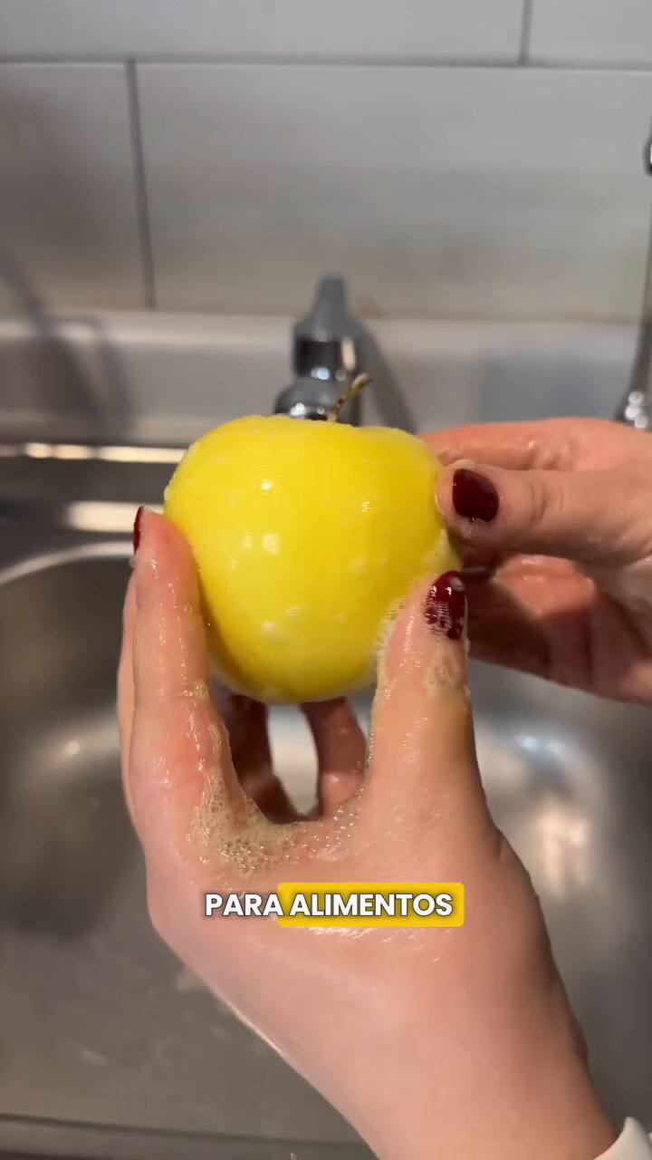 La razón por la que no se deben lavar las frutas y verduras con jabón