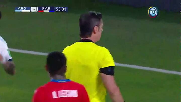 Tiro libre que cobraba Paraguay y Otamendi - Fuente: TLT