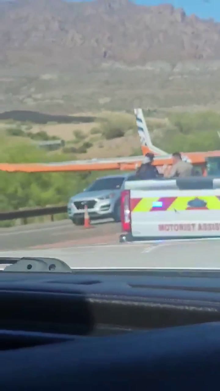 Una avioneta sufrió un desperfecto, aterrizó en plena ruta y estuvo a centímetros de impactar contra un auto