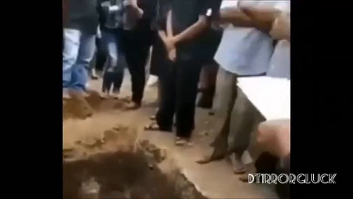 Un cadáver 'saluda' desde su ataúd