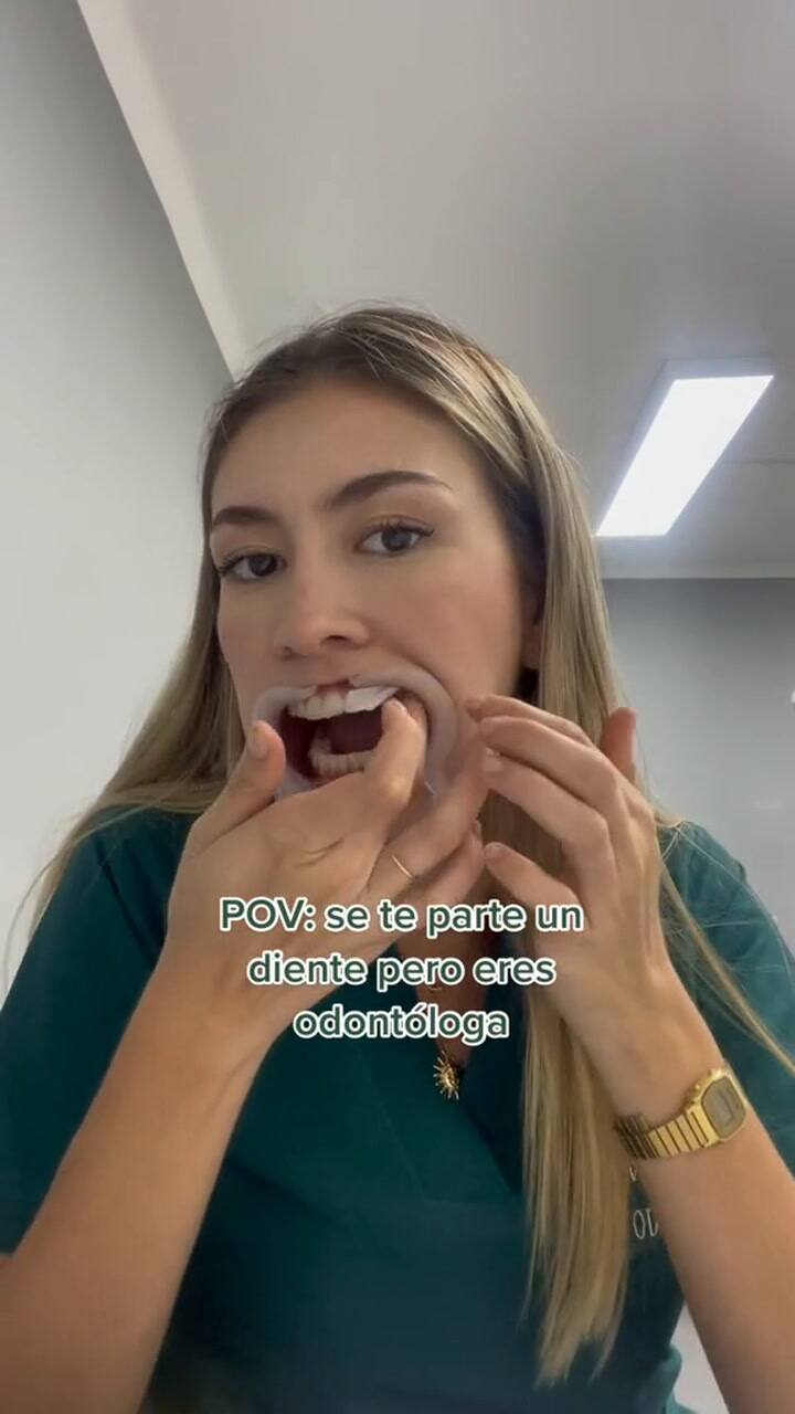 Es odontóloga y mostró cómo se arregló un diente
