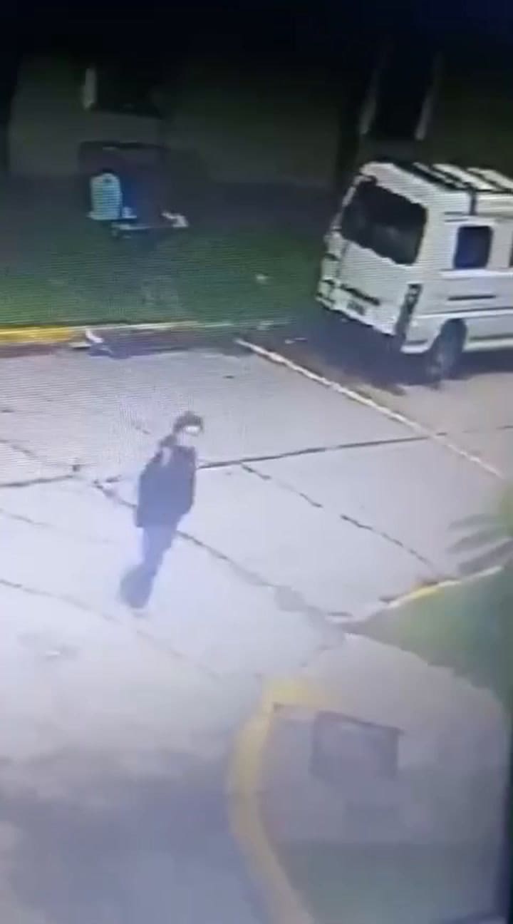 Nuevas imágenes: Maitena cruza una calle en Merlo mientras se dirigía a Las Heras