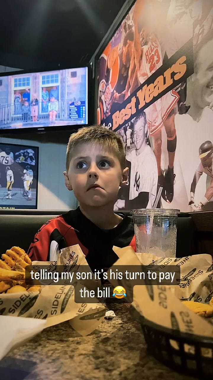 Un hombre le pidió a su hijo pagar la cuenta de un restaurante y se volvió viral