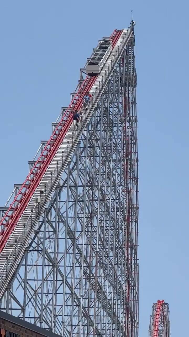 El estremecedor momento en el que usuarios deben evacuar una enorme montaña rusa