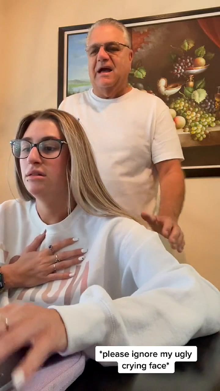 La conmovedora reacción de un padre al enterarse que su hija aprobó su último final