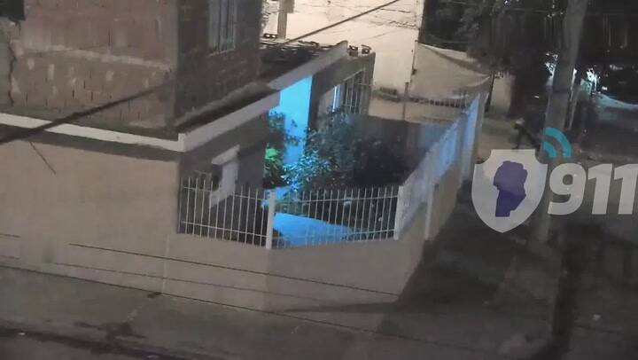 Simulaban pasear un bebé en un barrio de Córdoba y en el cochecito tenían una rueda robada