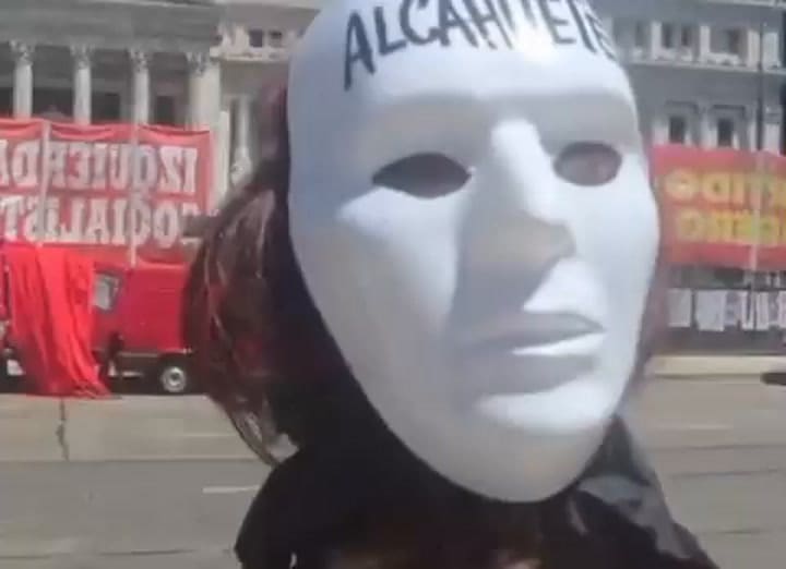 Nancy Pazos se amordazó y encadenó frente al Congreso