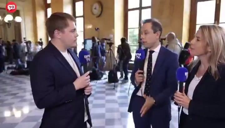 El momento en el que un diputado francés se saca su reloj