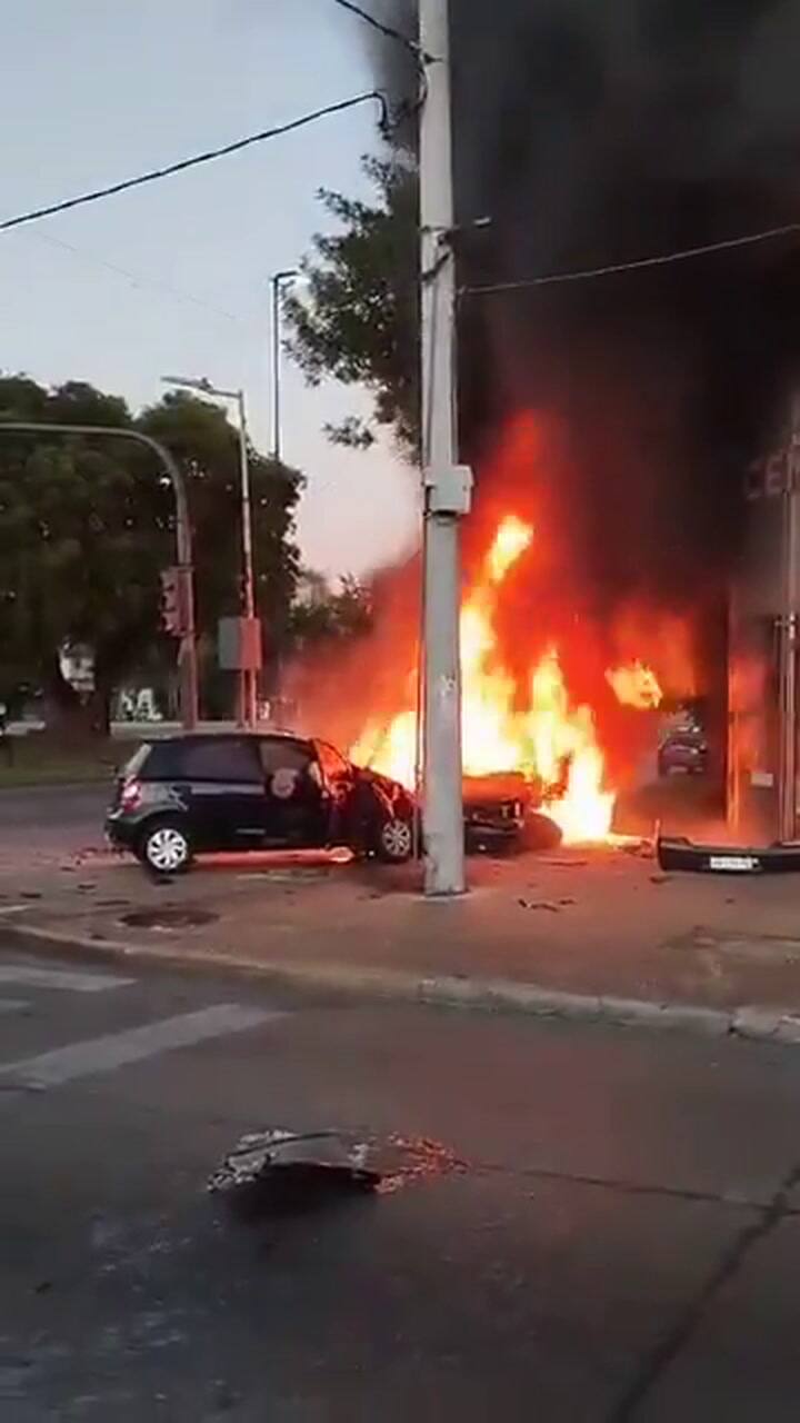 La Plata: dos autos chocaron, uno se prendió fuego y un hombre murió