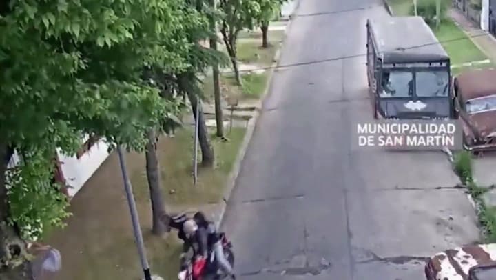 Chocaron de frente contra un patrullero luego de asaltar a un peatón