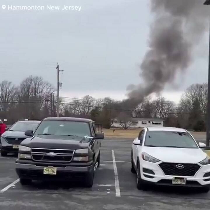 Dos helicopteros chocan en pleno vuelo y caen en un descampado
