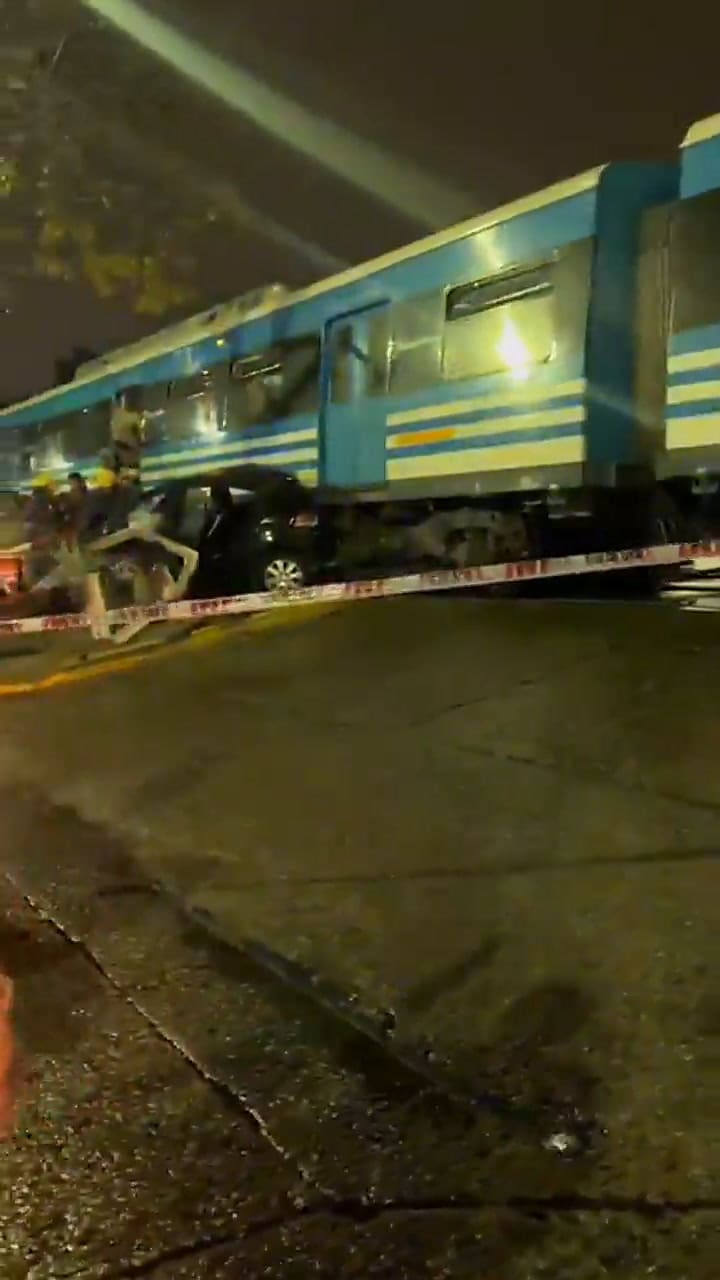 Sobrevivió de pura suerte: así quedó el auto de una mujer tras ser arrollado por un tren en las vías