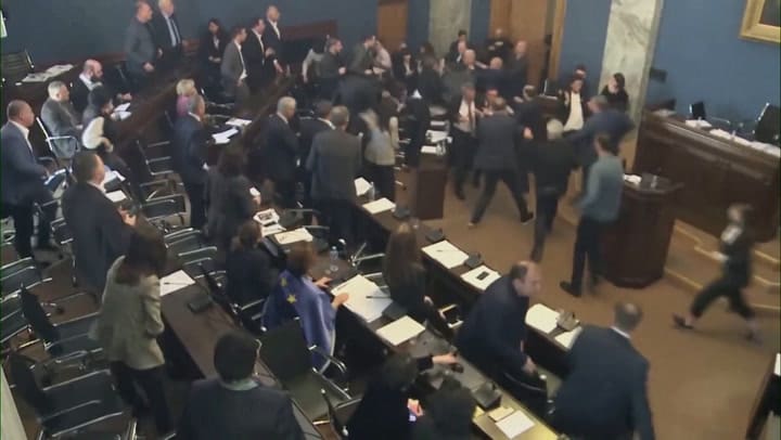 Pelea en el parlamento de Georgia por el proyecto de ley sobre “influencia extranjera”