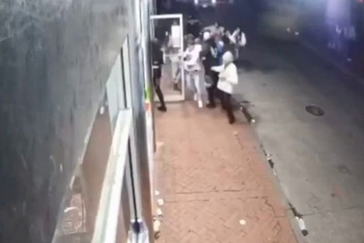 La gente corre para escapar del ataque a un camión en Nueva Orleans GIF