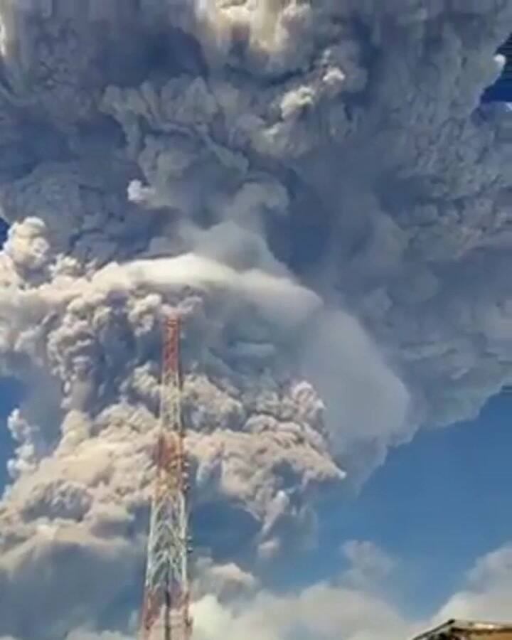 Fuerte erupción del volcán Monte Sinabung en Indonesia