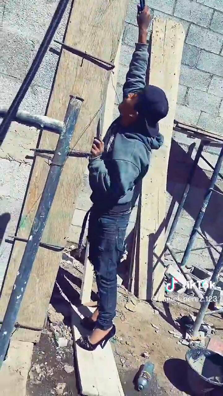 Un albañil se volvió viral por su original herramienta de trabajo